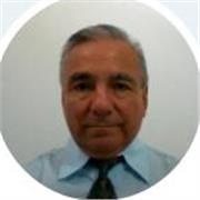 Profesor de matemáticas imparte clases a niños de todas las edades